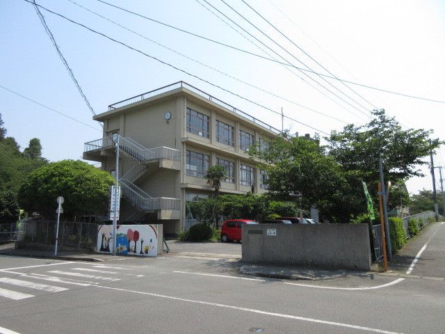 近くの桜山小学校まで260m(徒歩4分)