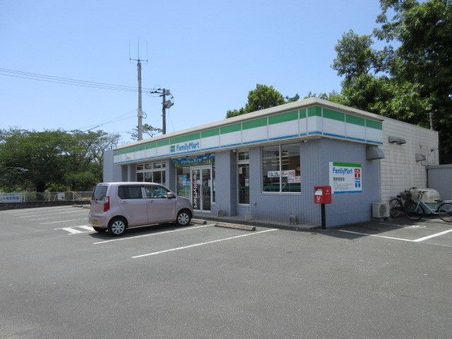 近くのファミリーマートまで690m(徒歩9分)