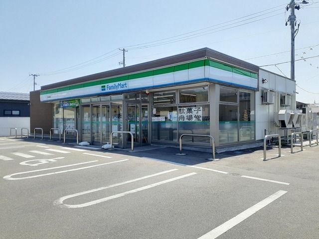 近くのファミリーマート長井舟場店まで70m（徒歩1分）