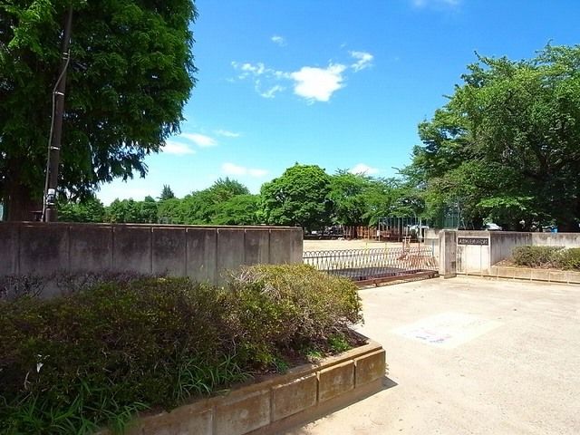 近くの大泉町立北小学校まで800m(徒歩10分)