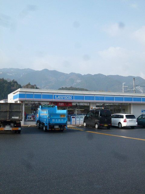 近くのコンビニまで560m(徒歩7分)