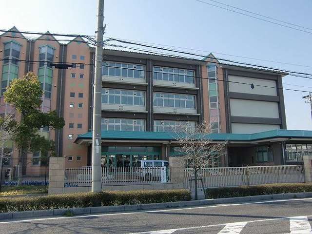 近くの大宝東小学校まで1,400m(徒歩18分)