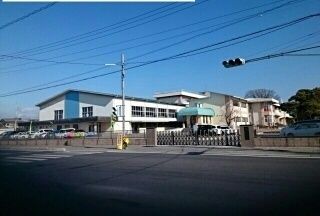 近くの芳賀東小学校まで570m（徒歩8分）