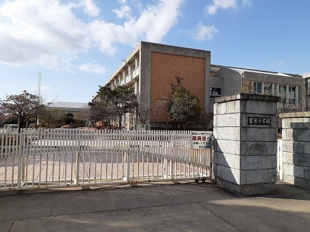 近くの宮池小学校まで860m(徒歩11分)