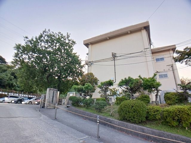 近くの桃園小学校まで650m（徒歩9分）
