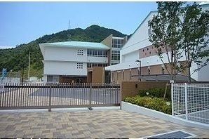 近くの春日野小学校まで1,000m（徒歩13分）