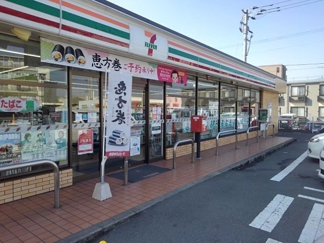 近くのセブンイレブン久留米梅満町店まで450m（徒歩6分）