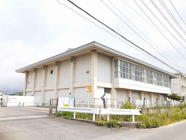 近くの一ノ宮小学校まで1,771m(徒歩23分)
