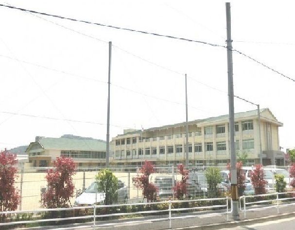 近くの東野小学校まで110m（徒歩2分）