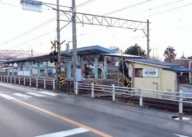 近くの福島交通飯坂線　医王寺前駅まで600m（徒歩8分）