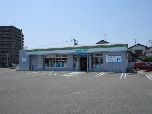 近くのファミリーマートまで400m（徒歩5分）