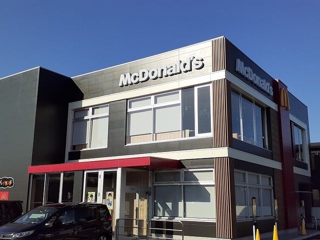 近くのマクドナルド3号線南高江店まで600m（徒歩8分）