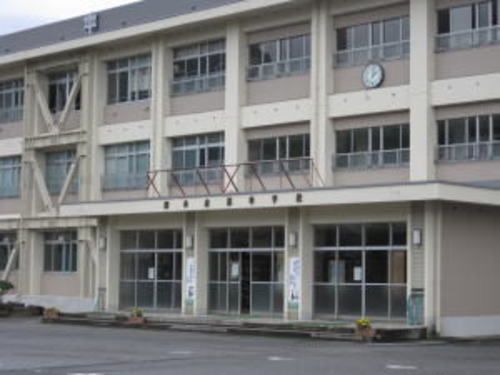 近くの勝山南部中学校まで800m（徒歩10分）