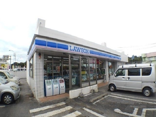 近くのローソン具志川田場店まで600m（徒歩8分）