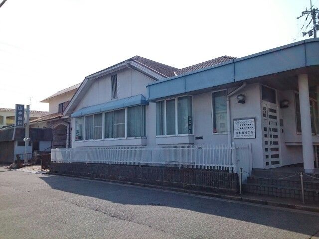 近くの山本歯科医院様まで140m（徒歩2分）