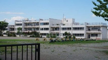 近くの大和町立吉岡小学校まで2,100m(徒歩27分)