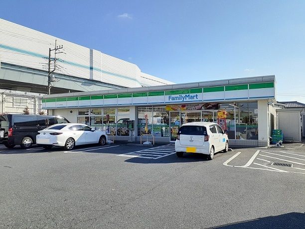 近くのファミリーマートさいたま松本店まで550m(徒歩7分)