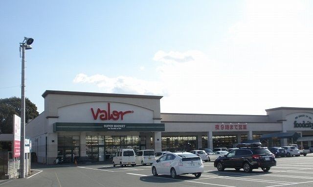 近くのバロー新城店まで800m（徒歩10分）