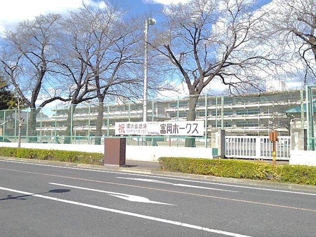 近くの富岡市立富岡小学校まで1,100m(徒歩14分)