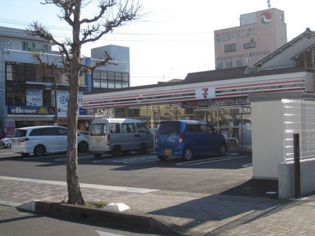近くのセブンイレブンまで400m(徒歩5分)