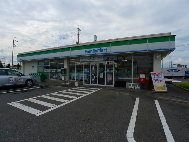 近くのファミリーマート伊勢崎流通団地まで350m(徒歩5分)