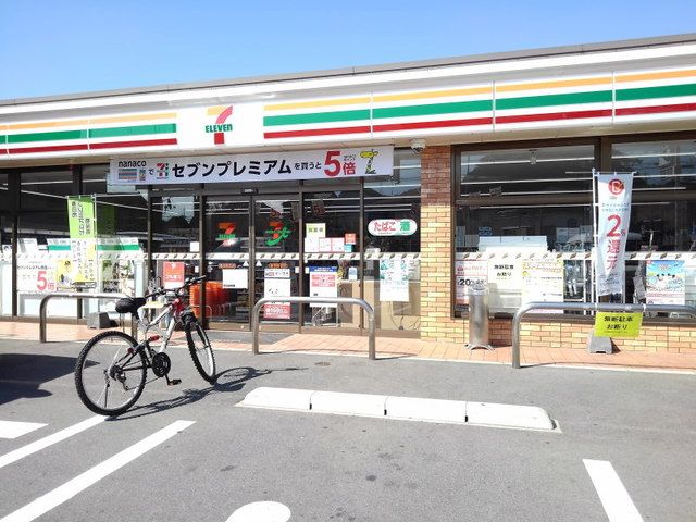 近くのセブンイレブン春日岡本店まで600m(徒歩8分)