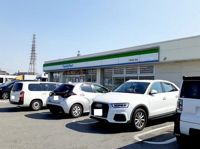 近くのファミリーマート二見町西二見店まで550m（徒歩7分）