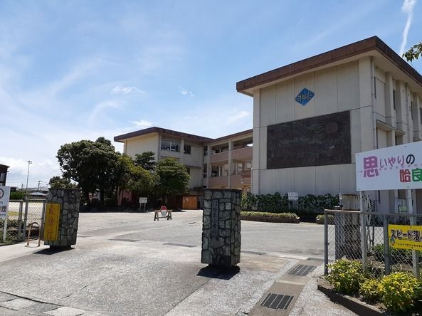 近くの小学校まで600m（徒歩8分）
