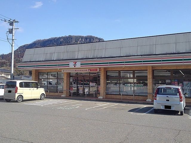 近くのコンビニまで200m（徒歩3分）