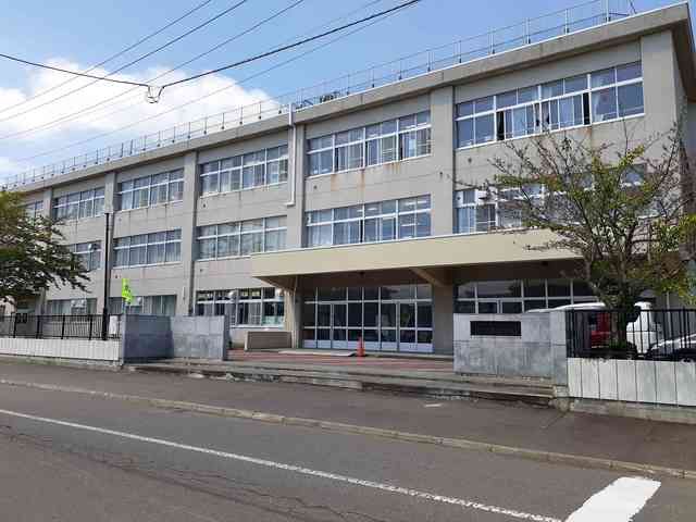 近くの札幌市立厚別西小学校まで1,179m（徒歩15分）