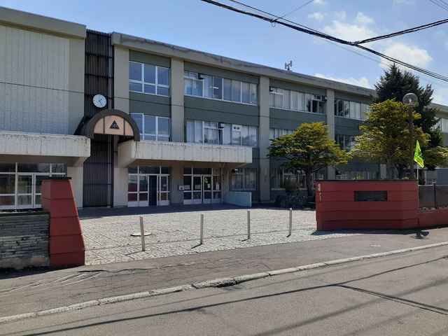 近くの札幌市立信濃中学校まで2,534m（徒歩32分）