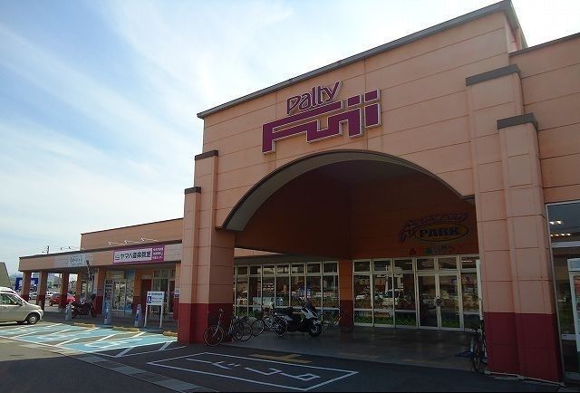近くのフジ竹原店まで600m（徒歩8分）
