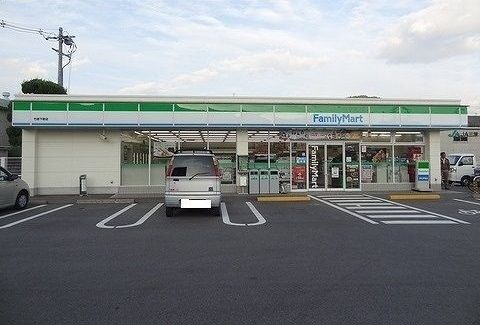 近くのファミリーマートまで50m（徒歩1分）