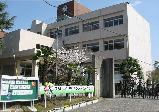 近くの中通小学校まで400m（徒歩5分）