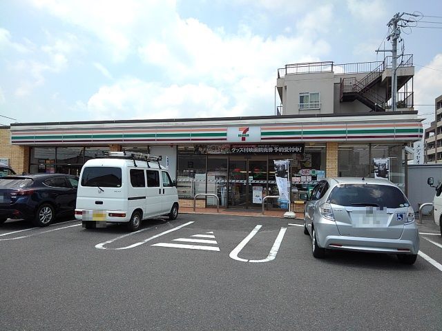 近くのセブンイレブン中川原１丁目店まで500m（徒歩7分）