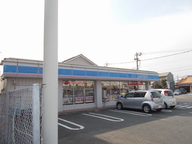 近くのローソン日の出店まで600m（徒歩8分）