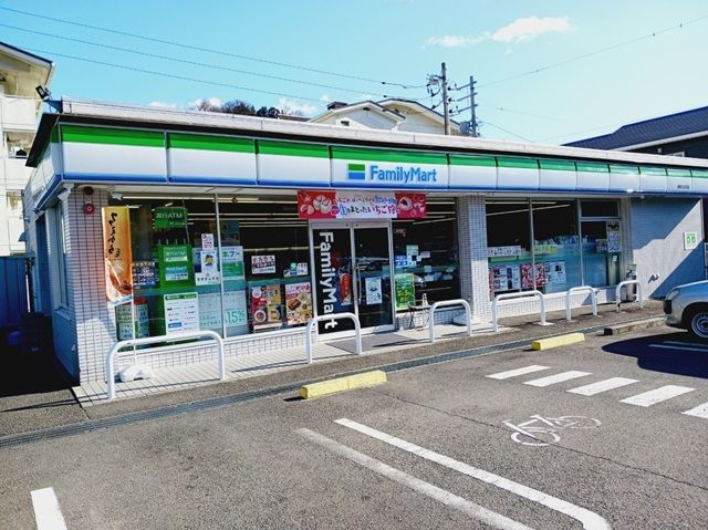 近くのファミリマート川之石店様まで170m（徒歩3分）