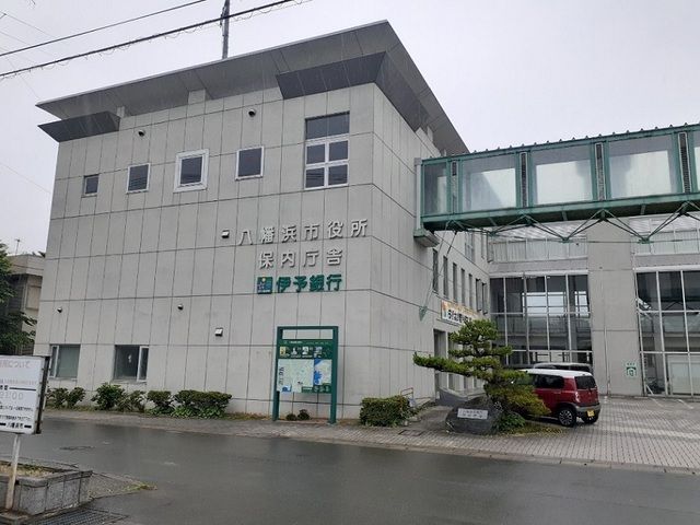 近くの伊予銀行保内支店様まで500m（徒歩7分）