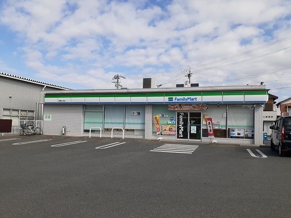 近くのファミリーマートまで600m(徒歩8分)