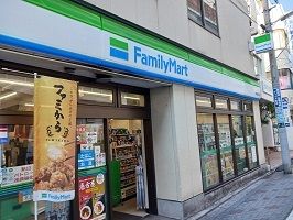 近くのファミリーマートまで550m(徒歩7分)