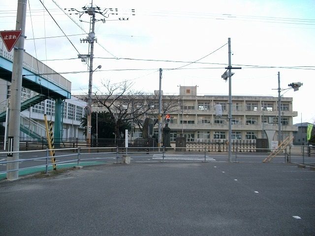 近くの高川原小学校まで800m（徒歩10分）