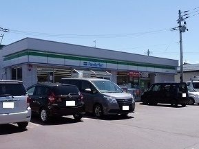 近くのファミリーマート長岡川崎店まで830m（徒歩11分）