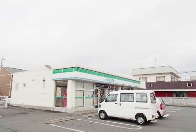 近くのファミリーマート三島長伏店まで400m（徒歩5分）