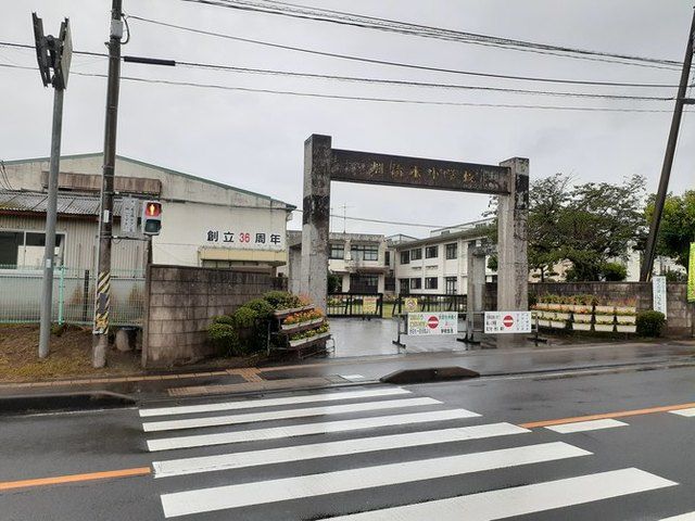 近くの加治木小学校まで1,200m(徒歩15分)