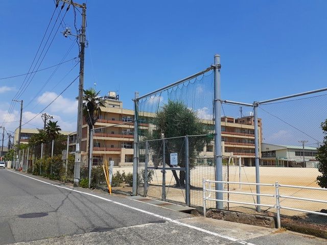 近くの手城小学校まで500m(徒歩7分)