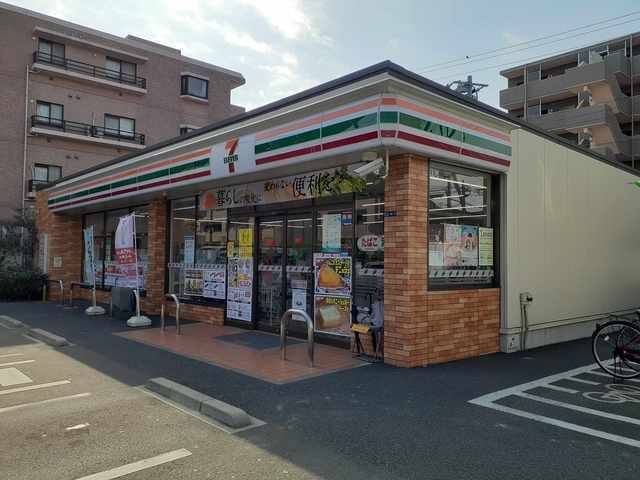 近くのコンビニまで550m（徒歩7分）