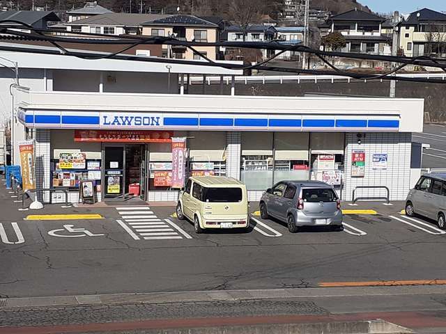 近くのローソン中之条バイパス店まで70m（徒歩1分）