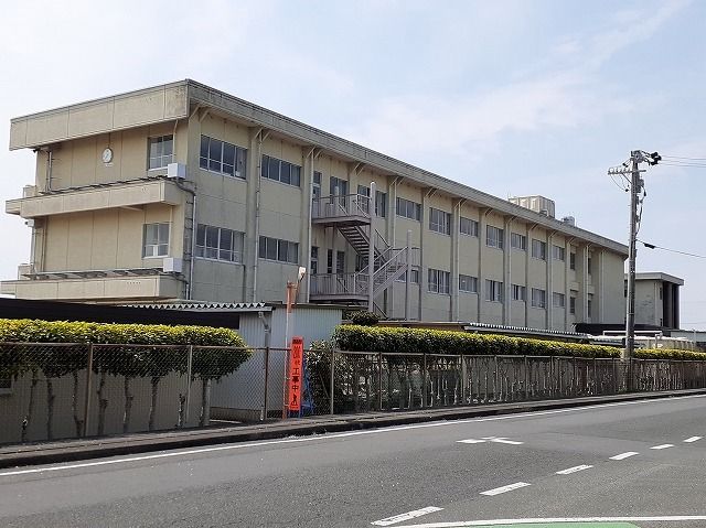 近くの浜松市立北浜南小学校まで550m(徒歩7分)
