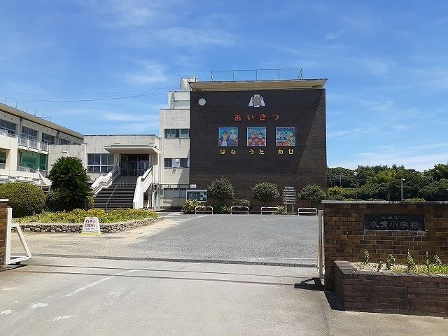 近くの衣浦小学校まで1,115m（徒歩14分）