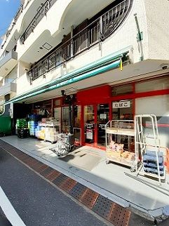 近くのまいばすけっと早稲田鶴巻町店まで77m（徒歩1分）